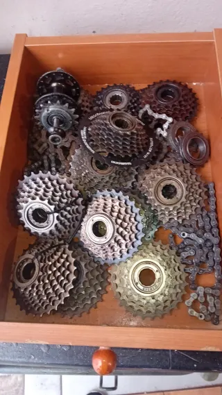 Piezas de bicicleta: piñones y cadena