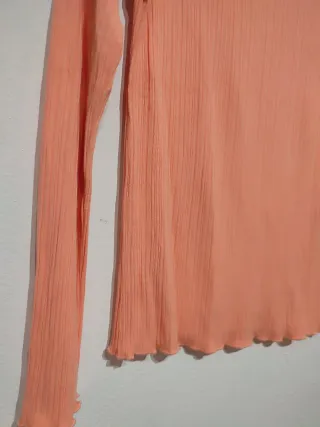 Pantalón negro y jersey naranja Stradivarius