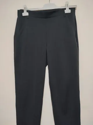 Pantalón negro y jersey naranja Stradivarius