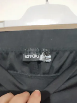 Pantalón negro y jersey naranja Stradivarius