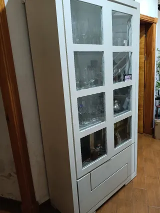 Mueble vitrina blanco y madera