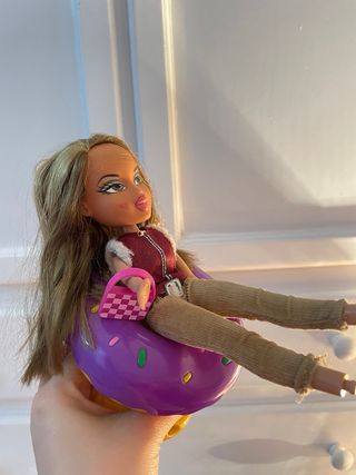 Muñeca Bratz con cama