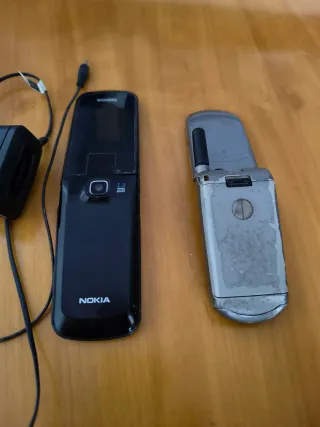 2 móviles Vintage NOKIA y MOTOROLA