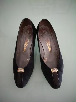 Zapatos de tacón negros y horma ancha