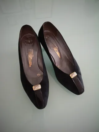 Zapatos de tacón negros y horma ancha