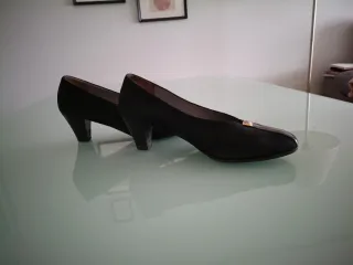 Zapatos de tacón negros y horma ancha