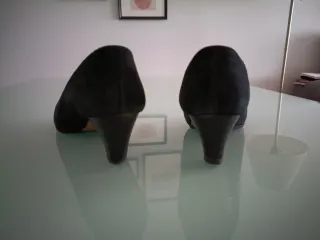 Zapatos de tacón negros y horma ancha