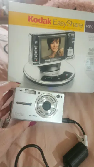 Cámara Kodak EasyShare V550 con caja