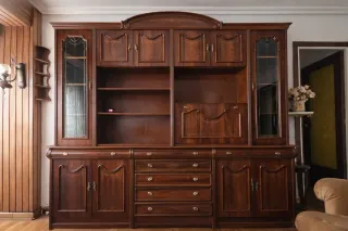 Armario de salón de madera y cristal