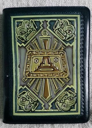 Portadocumentos con diseño azteca de piel repujada