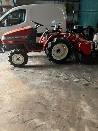 Mini tractor rojo YANMAR