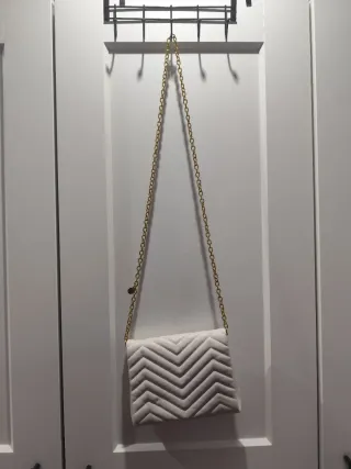 Bolso blanco con cadena dorada