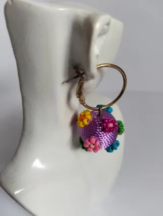 Pendientes bola malva flores abalorios