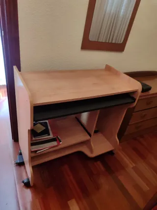 Mesa de ordenador madera y ruedas
