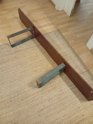 Banco de madera rústico con patas de hierro