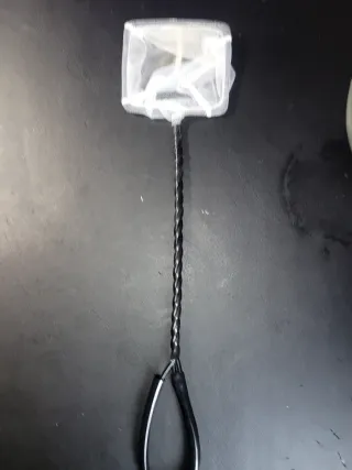 Pequeña pecera redonda y red de pesca