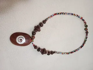 Collar de madera con colgante espiral
