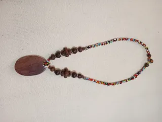 Collar de madera con colgante espiral