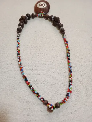 Collar de madera con colgante espiral