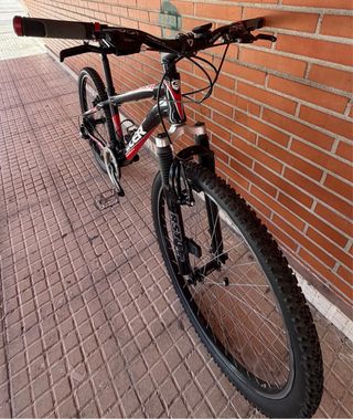 Bicicleta 26 + repuestos, ropa y casco