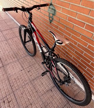 Bicicleta 26 + repuestos, ropa y casco