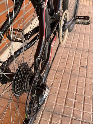 Bicicleta 26 + repuestos, ropa y casco