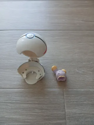 Bola Pokémon con figura