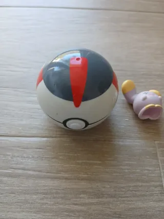 Bola Pokémon con figura