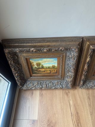 Coppia di quadri classici con cornici intagliate