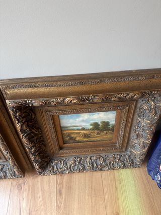 Coppia di quadri classici con cornici intagliate