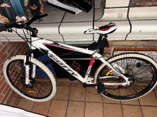 Bicicleta de montaña blanca GOTTY