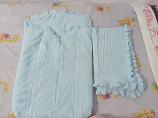 Saco y arrullo bebé azul tejido