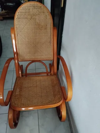 Coppia di dondoli in legno e vimini