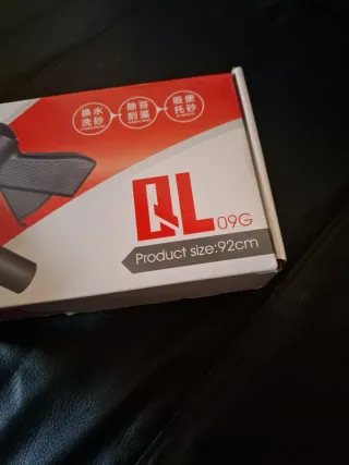 Pulizia acquario con raschietto vetro