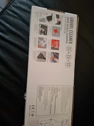 Pulizia acquario con raschietto vetro