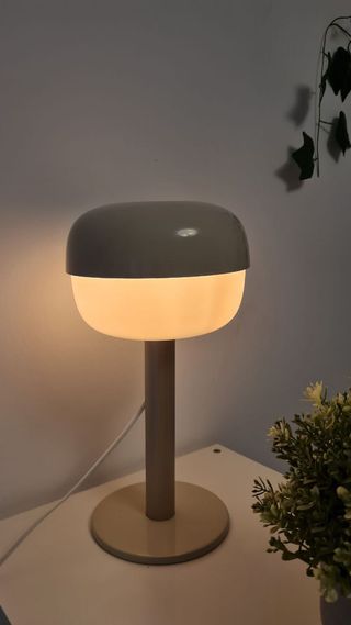 Lámpara de mesa IKEA beige y blanca