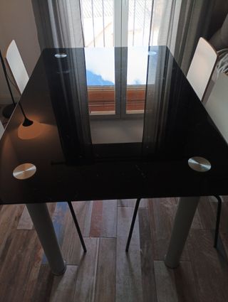Mesa cristal negro y 4 sillas blancas