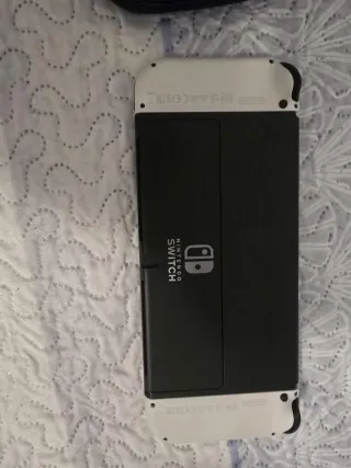 Nintendo Switch Blanca y Negra + Estuche Marvel