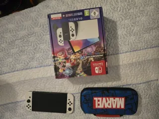 Nintendo Switch Blanca y Negra + Estuche Marvel