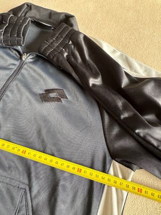 Chaqueta deportiva Lotto negra y blanca