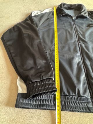 Chaqueta deportiva Lotto negra y blanca