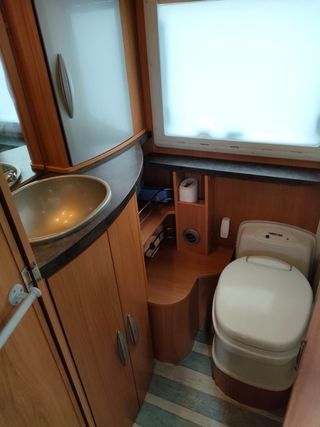 Alquiler autocaravana renault perfilada 4 personas