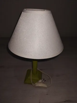 Lámpara de noche verde y blanca