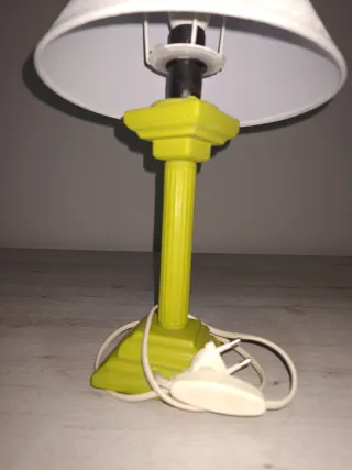 Lámpara de noche verde y blanca