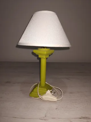 Lámpara de noche verde y blanca