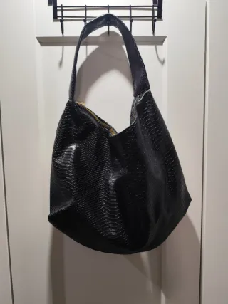Bolso negro efecto piel serpiente