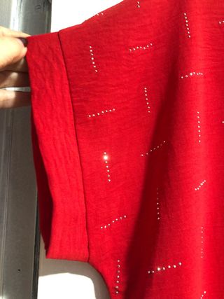 Blusa roja gasa con detalles plateados Talla XL
