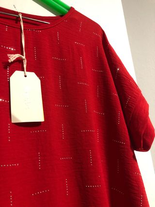 Blusa roja gasa con detalles plateados Talla XL