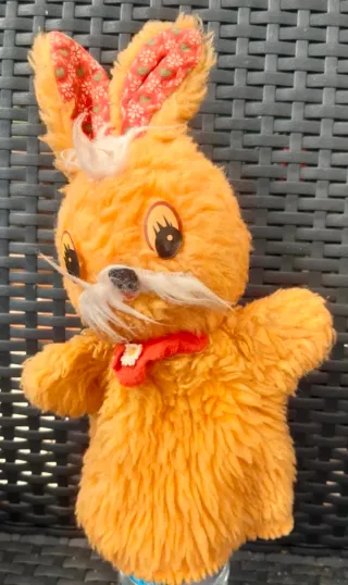 Antigua marioneta de mano de conejo