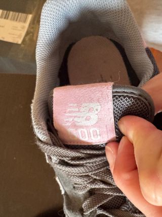 Zapatillas New Balance grises y rosas